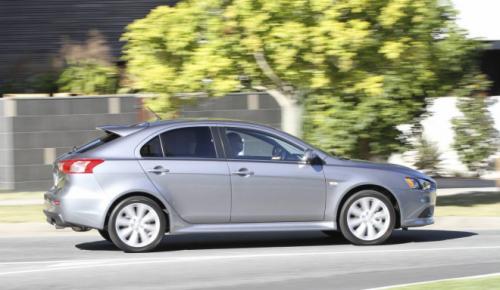 Mitsubishi Lancer công bố giá - 3