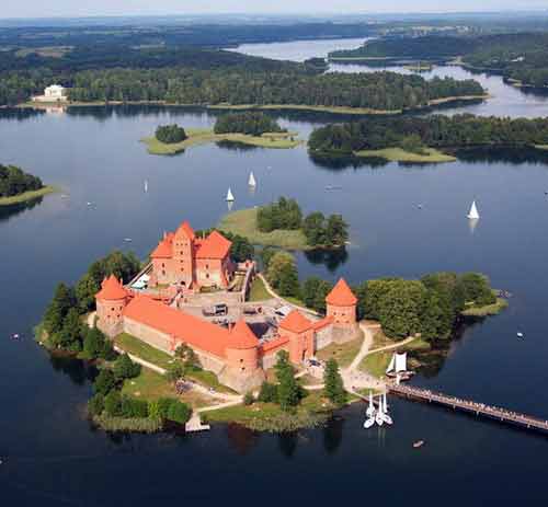Những lâu đài tuyệt đẹp giữa hồ nước - 5