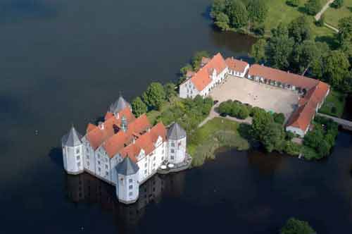 Những lâu đài tuyệt đẹp giữa hồ nước - 10