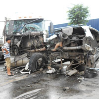 Pháp luật - Tài xế ngủ gật, xe đầu kéo biến dạng