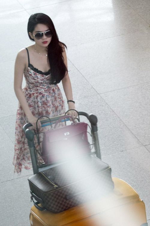Thời trang sexy của sao Việt tại sân bay - 8