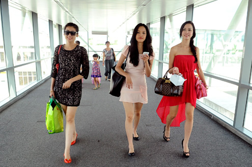 Thời trang sexy của sao Việt tại sân bay - 1