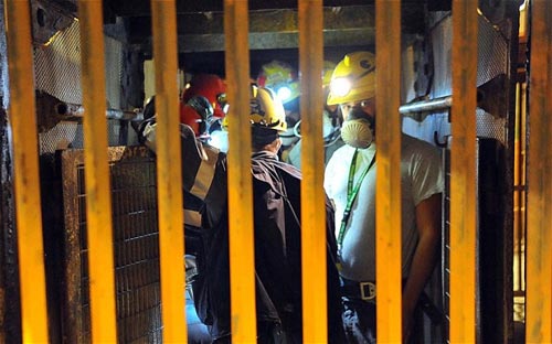 Italia: 100 thợ mỏ nhốt mình cùng thuốc nổ - 1