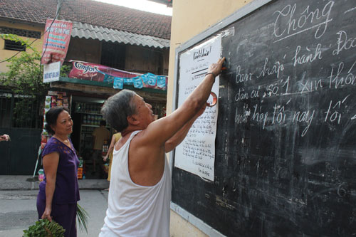 Hà Nội: Nhiều khu nhà gỗ... chờ cháy - 1