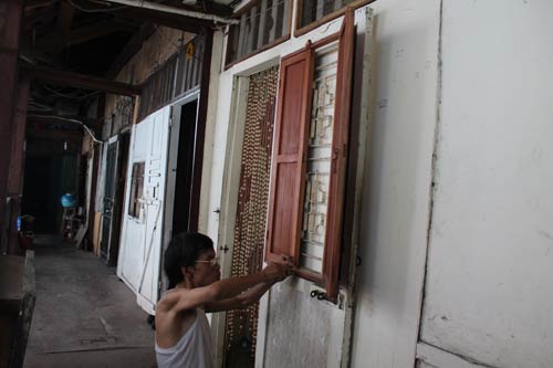 Hà Nội: Nhiều khu nhà gỗ... chờ cháy - 3