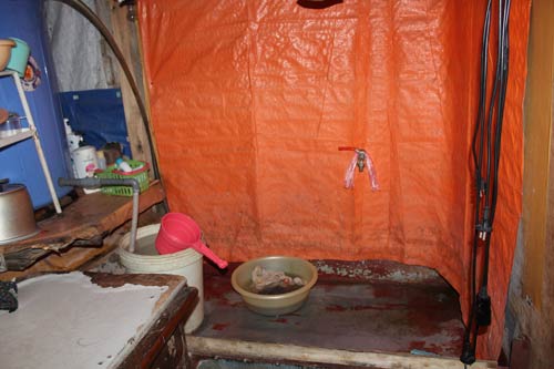 Hà Nội: Nhiều khu nhà gỗ... chờ cháy - 10