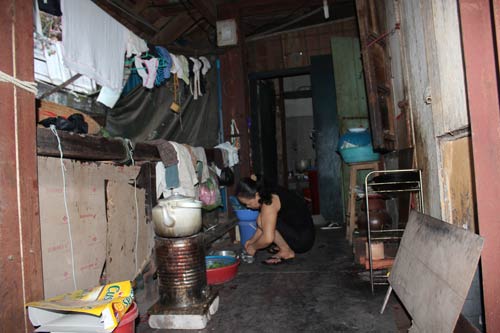 Hà Nội: Nhiều khu nhà gỗ... chờ cháy - 6