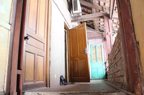 Hà Nội: Nhiều khu nhà gỗ... chờ cháy - 7