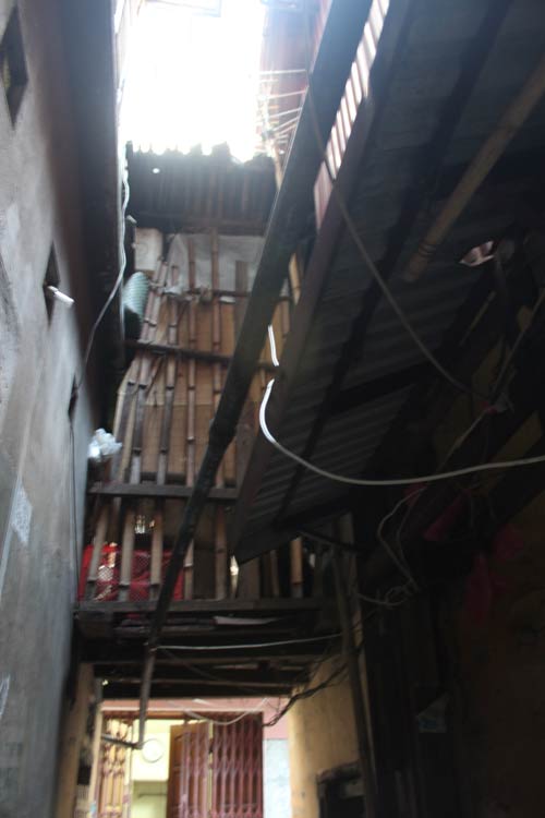 Hà Nội: Nhiều khu nhà gỗ... chờ cháy - 9