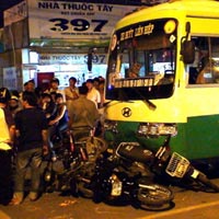 Tin tức trong ngày - Xe buýt cán nát nhiều xe máy chờ đèn đỏ