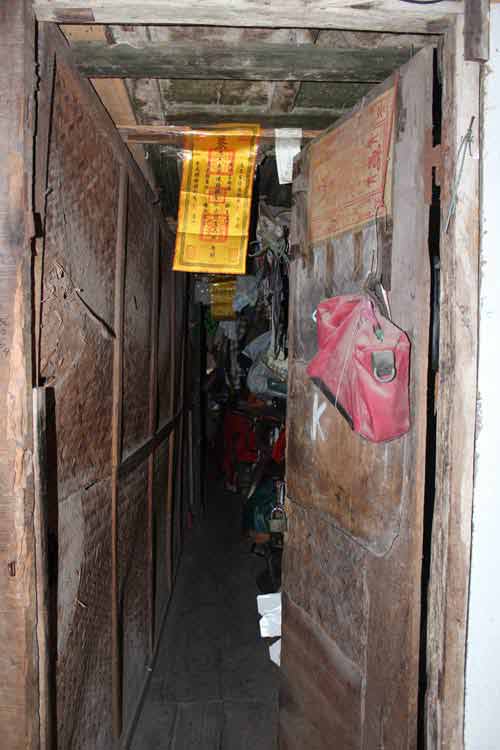 Hà Nội: Nhiều khu nhà gỗ... chờ cháy - 5