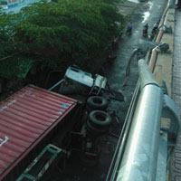 Tin tức trong ngày - Xe container bay khỏi cầu từ độ cao 12m