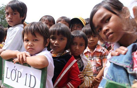 Học sinh qùy đất trong lễ tựu trường - 2