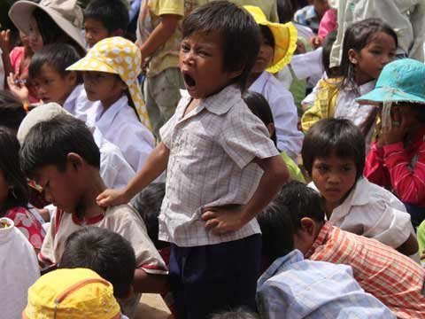 Học sinh qùy đất trong lễ tựu trường - 10