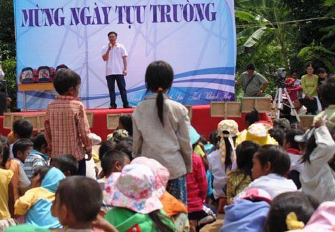 Học sinh qùy đất trong lễ tựu trường - 3