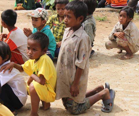 Học sinh qùy đất trong lễ tựu trường - 4