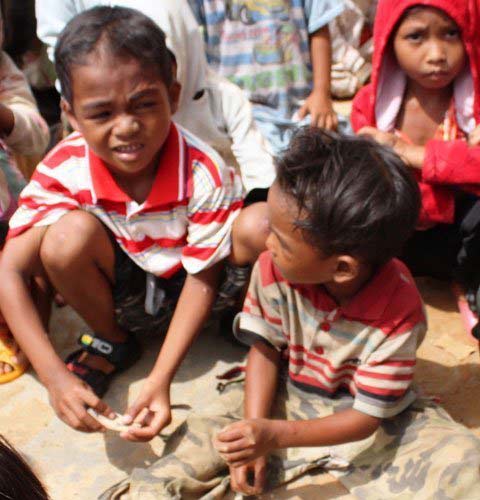 Học sinh qùy đất trong lễ tựu trường - 5