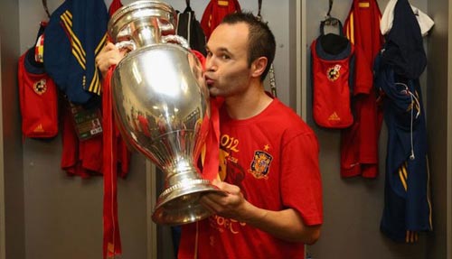 Chùm ảnh Iniesta - "Cầu thủ số 1 châu Âu" - 7