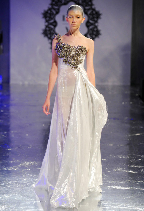 Những bộ váy cưới sexy đến... gai người - 2