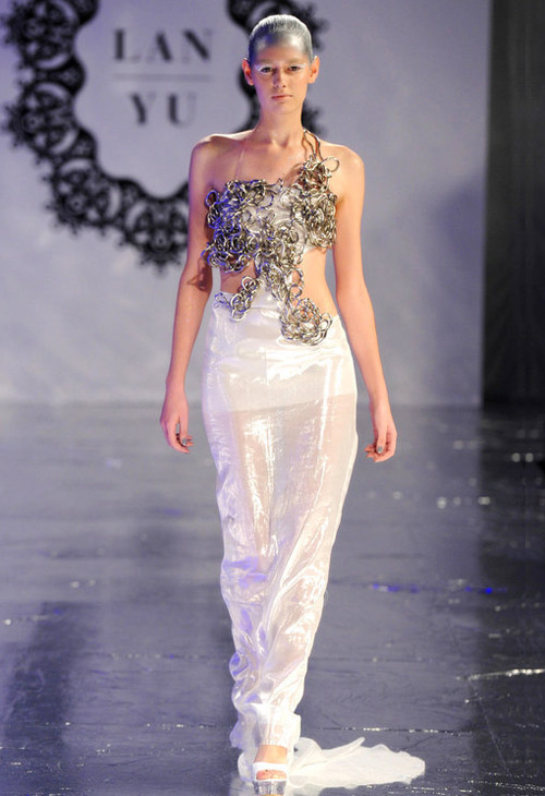 Những bộ váy cưới sexy đến... gai người - 3