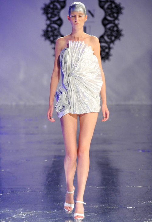 Những bộ váy cưới sexy đến... gai người - 4