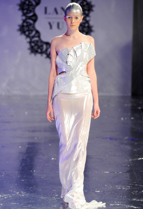 Những bộ váy cưới sexy đến... gai người - 7