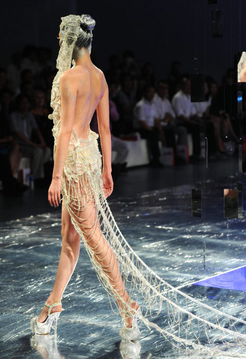 Những bộ váy cưới sexy đến... gai người - 8