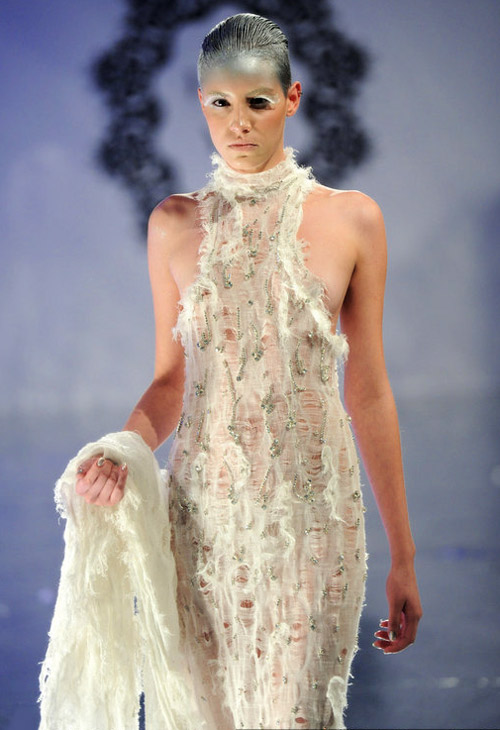 Những bộ váy cưới sexy đến... gai người - 11