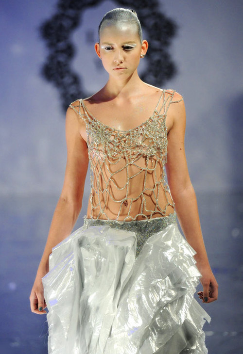 Những bộ váy cưới sexy đến... gai người - 12