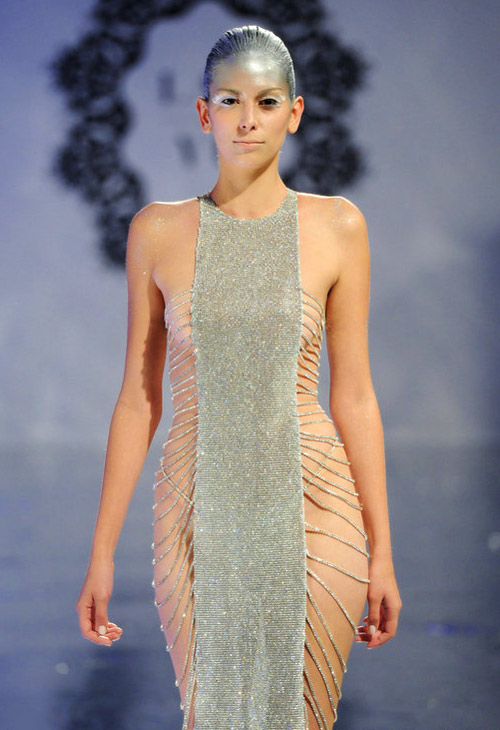 Những bộ váy cưới sexy đến... gai người - 13