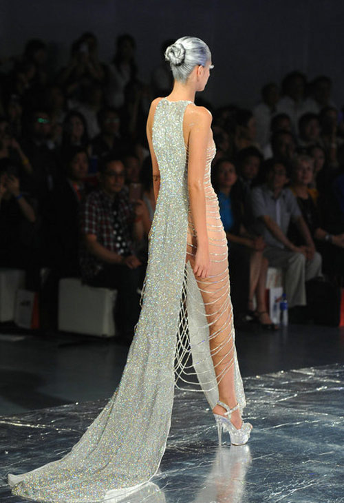 Những bộ váy cưới sexy đến... gai người - 9