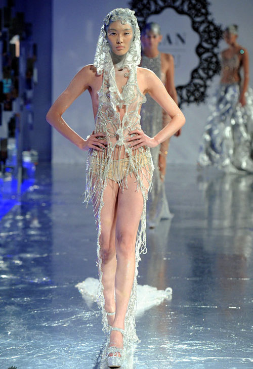 Những bộ váy cưới sexy đến... gai người - 14