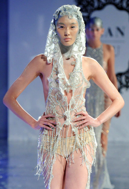 Những bộ váy cưới sexy đến... gai người - 15