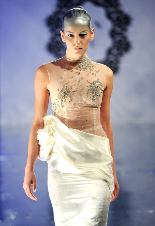 Những bộ váy cưới sexy đến... gai người - 6