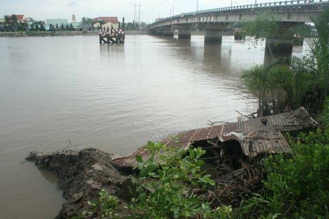 TPHCM: 3 căn nhà bị "kéo" xuống sông - 3