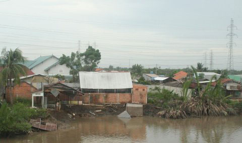 TPHCM: 3 căn nhà bị "kéo" xuống sông - 1
