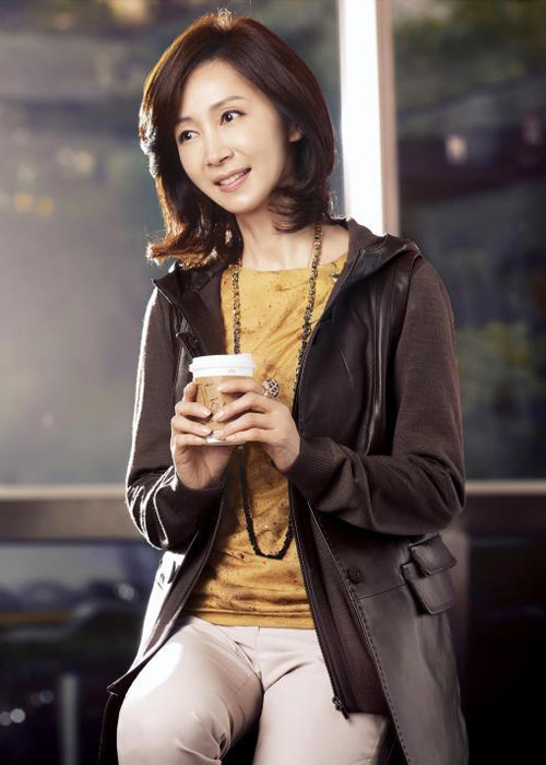 Mặc đẹp cho phụ nữ trung tuổi khi thu về - 9