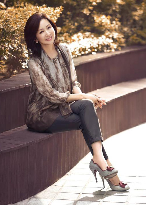 Mặc đẹp cho phụ nữ trung tuổi khi thu về - 10