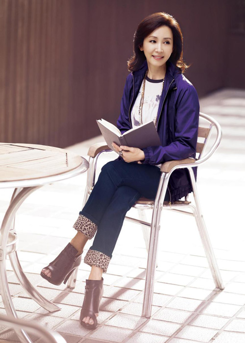 Mặc đẹp cho phụ nữ trung tuổi khi thu về - 11