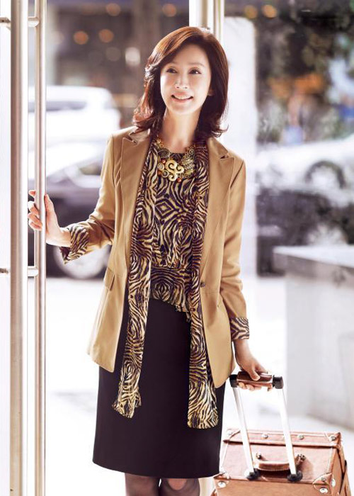 Mặc đẹp cho phụ nữ trung tuổi khi thu về - 12