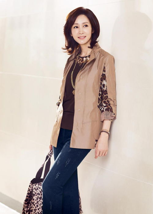 Mặc đẹp cho phụ nữ trung tuổi khi thu về - 4