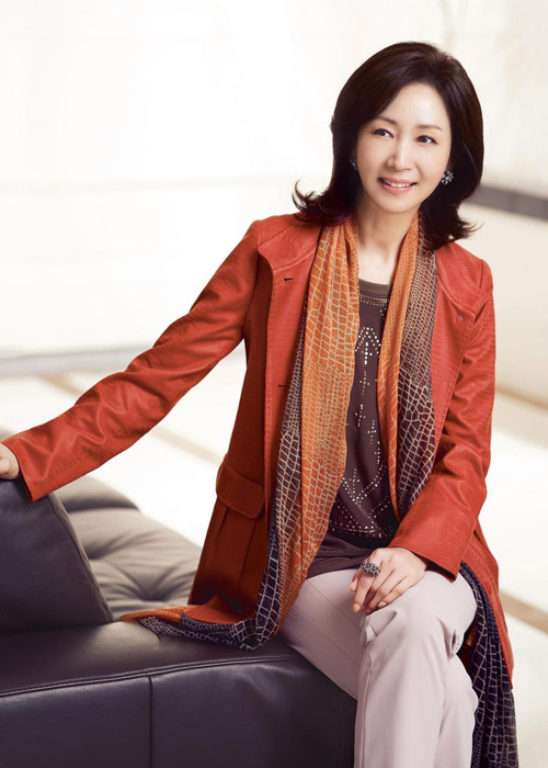 Mặc đẹp cho phụ nữ trung tuổi khi thu về - 5