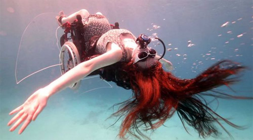 Ngồi xe lăn nhào lộn dưới nước - 2