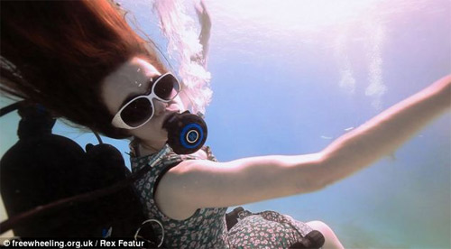 Ngồi xe lăn nhào lộn dưới nước - 6