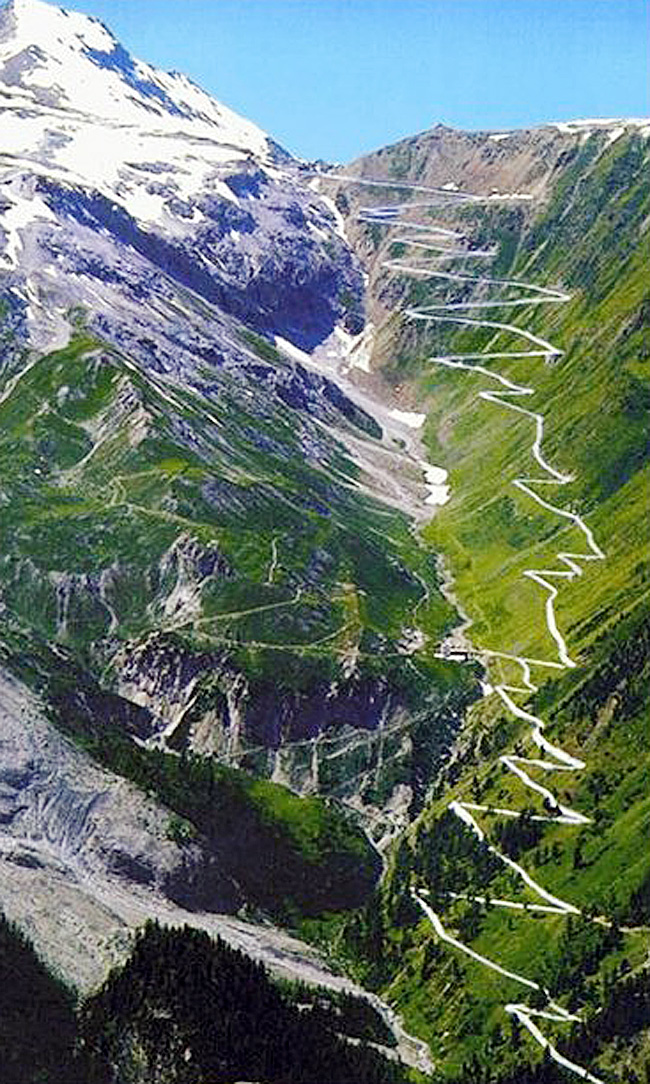 Đây là con đường Stelvio Pass ở dãy Alpes của Ý. Nó khiến người ta ngỡ như đang xem một bức tranh mà người nghệ sỹ tạo nên một đường zích zắc trong tuyết trắng ở phía đỉnh núi.