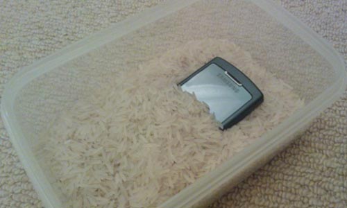 Điều nên và không nên làm khi điện thoại dính nước - 1