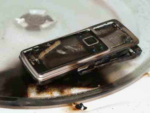 Điều nên và không nên làm khi điện thoại dính nước - 3