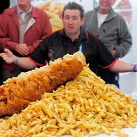 Phi thường - kỳ quặc - Một mình chén hết 43kg khoai tây và cá