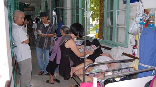 Bệnh nhân tranh nhau... nằm hành lang - 1