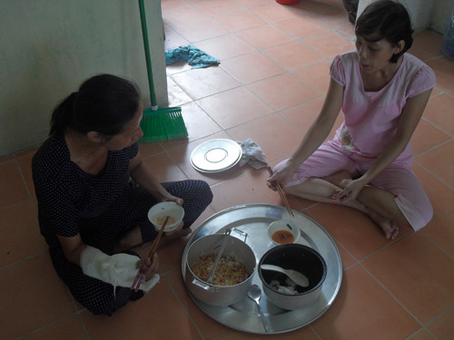 Dân nhà C8 bị cháy đang sống ra sao? - 3